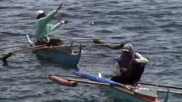 Rybáři loví ryby ve vodách Jihočínského moře v Filipínské republice. — Stock video