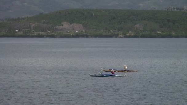 Рыбаки ловят рыбу в воде Южно-Китайского моря в Республике Филиппины. — стоковое видео
