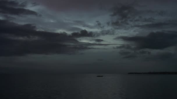 Λαμπερό μωβ ηλιοβασίλεμα πάνω από τη θάλασσα στα νησιά της Δημοκρατίας των Φιλιππίνων. — Αρχείο Βίντεο