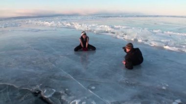 Dalgıçlar Baykal Gölü 'nün buzlu kuyusunda suyun altında..