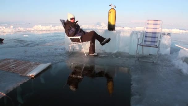 Taucher tauchen im Eisloch des Baikalsees unter Wasser. — Stockvideo