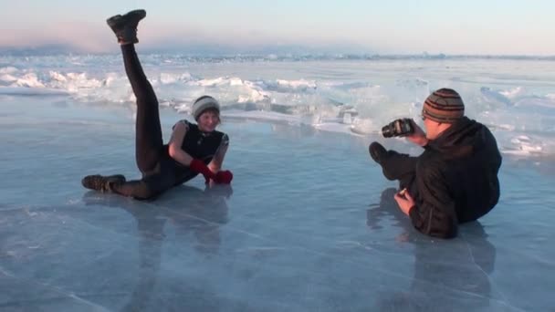 Duikers worden ondergedompeld onder water in een ijsgat van het Baikalmeer.. — Stockvideo