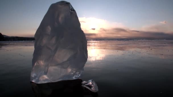 Enorme cristal de bloques de hielo en Baikal. — Vídeos de Stock