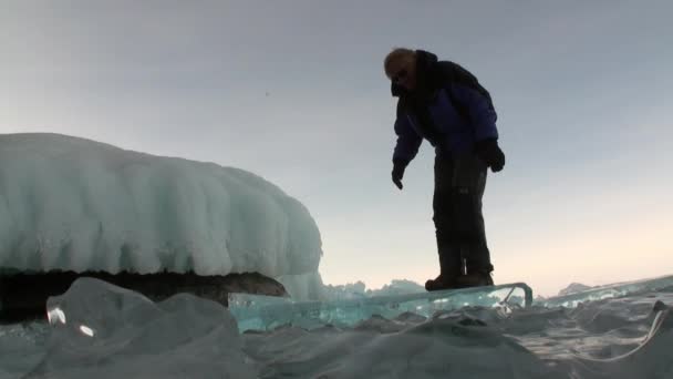 La gente corta hielo para los agujeros de hielo en Baikal . — Vídeos de Stock