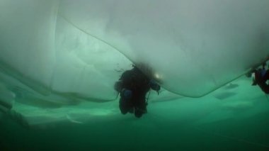 Baykal Gölü 'nün soğuk suyunun altında aşırı dalış..