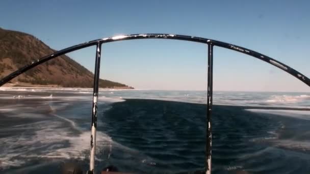 Vista desde el planeador de aire del aerodeslizador en movimiento sobre hielo liso del lago Baikal. — Vídeos de Stock