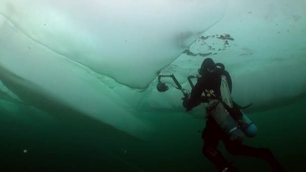Κάμερα δύτη κάτω από πάγο σε κρύο νερό της λίμνης Baikal. — Αρχείο Βίντεο