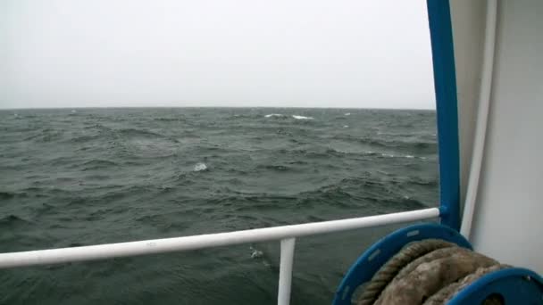 Utsikt från fönstret på fartygsdäck i storm och regn i dåligt väder vid sjön Baikal. — Stockvideo