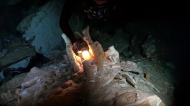 Yucatan Meksika sualtı mağaralarındaki dalgıçlar.