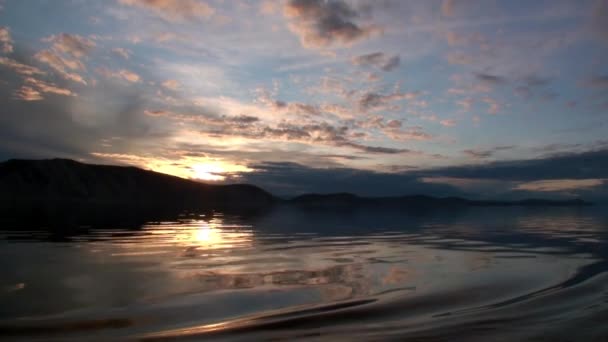 Krásná krajina západu slunce s šedými mraky a horami na jezeře Bajkal. — Stock video