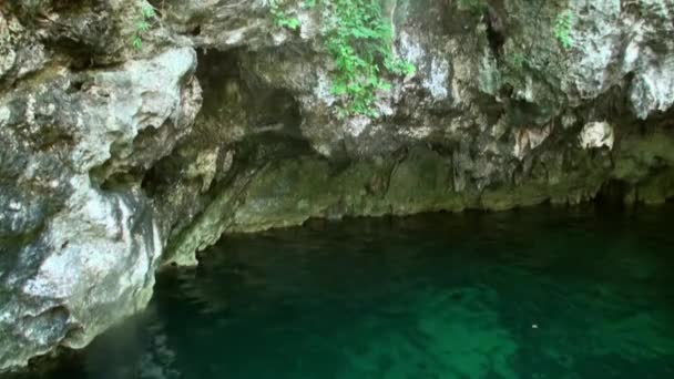 Nurkowanie pod wodą w Yucatan Meksyk cenotes. — Wideo stockowe