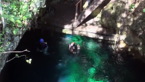 Nurkowanie pod wodą w Yucatan Meksyk cenotes. — Wideo stockowe