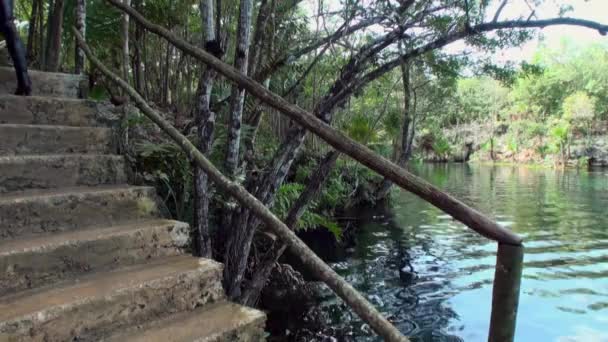 Cueva en aguas subterráneas de cenotes submarinos de Yucatán México. — Vídeo de stock