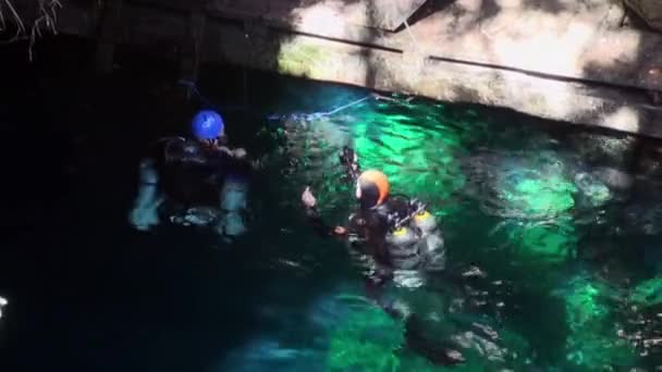 Nurkowanie pod wodą w Yucatan Meksyk cenotes. — Wideo stockowe