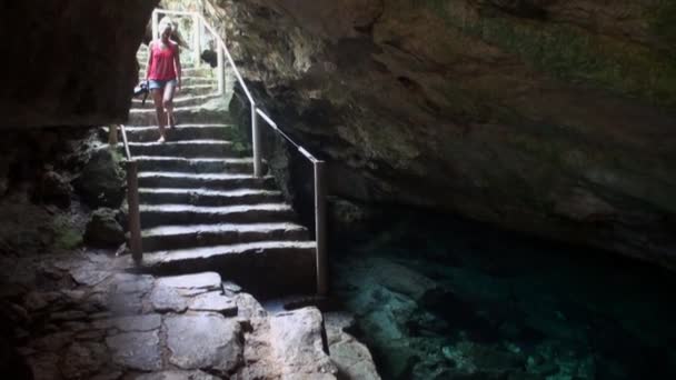 Buceo bajo el agua en Yucatán México cenotes. — Vídeo de stock