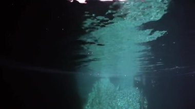 Verzasca Nehri 'ndeki operatörün cam kameralarında su damlacıkları var..