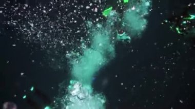 Dalgıçlar Baykal Gölü 'ndeki Noel ağacının yanında sualtında Noel' i kutluyorlar.