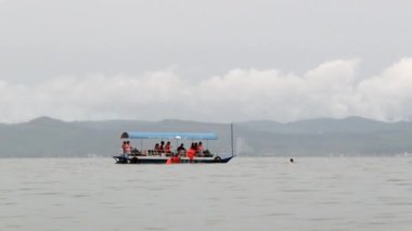 Dalgıçlar Fuxian Gölü 'nde dalmaya hazırlanıyorlar..