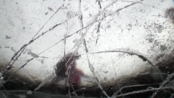 ホッケー選手は屋外でホッケーをプレイ,バイカル湖の氷の下で撮影. — ストック動画
