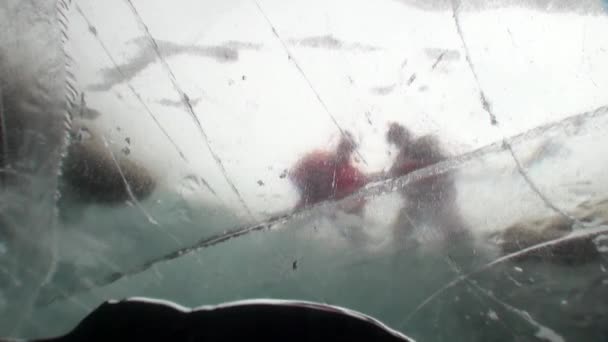 Зйомки під льодом хокеїстів на відкритому повітрі на озері Байкал.. — стокове відео