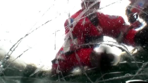 A hokijátékosok a szabadban hokiznak, a Bajkál-tó jege alatt lövöldöznek.. — Stock videók