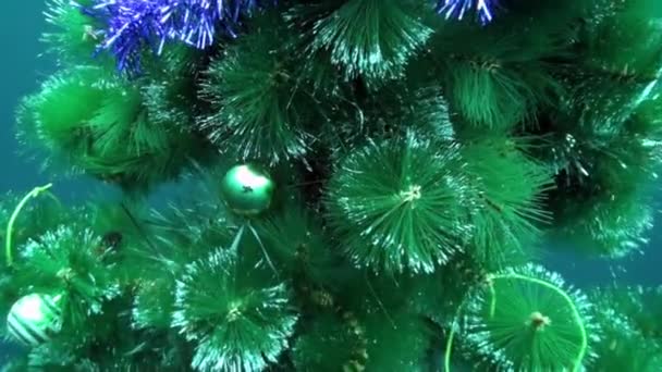 Uroczyste kulki i zabawki ozdobić podwodną choinkę w Nowym Roku. — Wideo stockowe