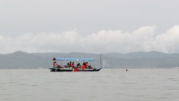 Potápěči se připravují na potápění v jezeře Fuxian. — Stock video
