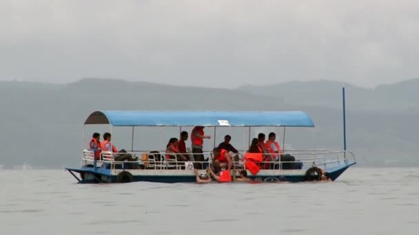 Los buceadores se preparan para bucear en el lago Fuxian. — Vídeo de stock