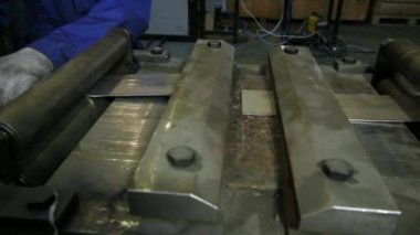 Metal, makine aleti ve fabrikada çalışan eller.