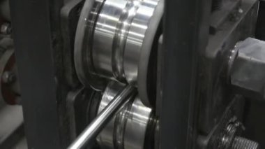 Paslanmaz çelik borular fabrikada dönen metalin ürünüdür..