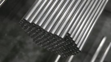 Fabrika deposundaki paslanmaz çelik borular.