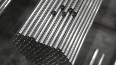 Fabrika deposundaki paslanmaz çelik borular.