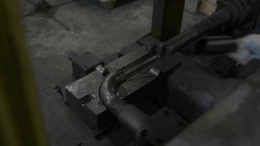 Fabrikadaki metal çelik boruların yapımında kullanılan metal rulo makinelerin yakın çekim görüntüleri..