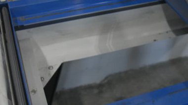 Paslanmaz çelik borular fabrikada dönen metalin ürünüdür..