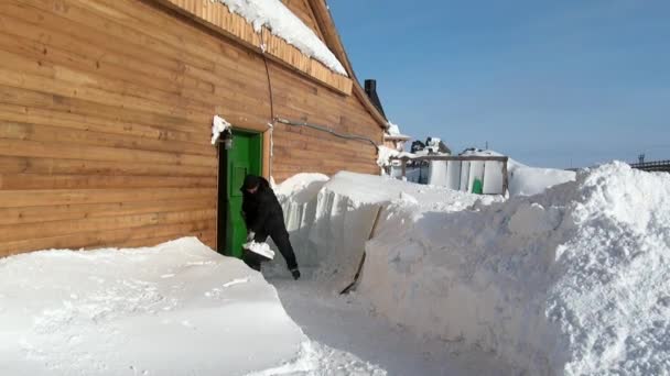 Kościół w drodze na lotnisko Anadyr i opuszczoną wioskę. — Wideo stockowe