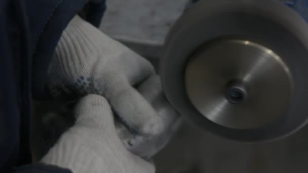 Processo di fabbricazione dei tubi dell'acciaio inossidabile nell'impianto di laminazione del tubo facendo uso del lavoro manuale. — Video Stock