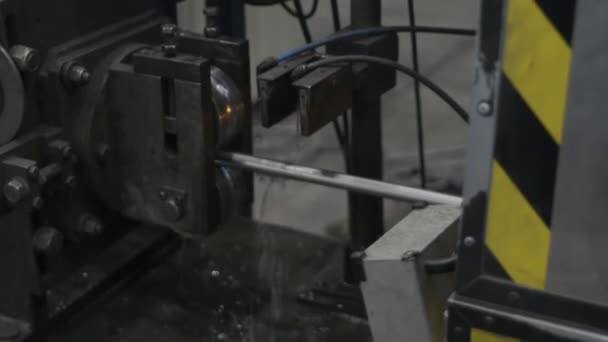 Трубы из нержавеющей стали готовые изделия металлопроката на заводе. — стоковое видео