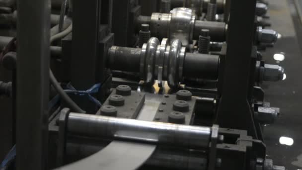 不锈钢管材是工厂金属轧制的成品. — 图库视频影像