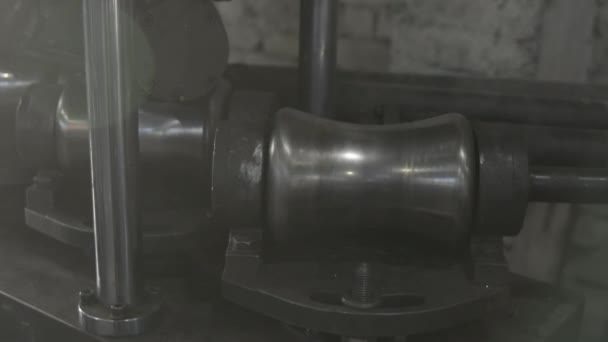 Walzmaschinen für die Metallbearbeitung von Edelstahlprofilen in der Fabrik. — Stockvideo