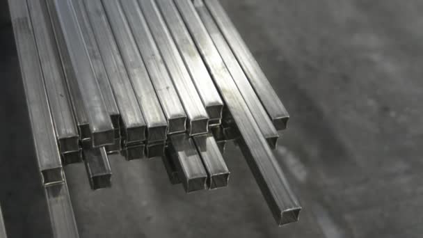 工場の倉庫内のステンレス鋼管 — ストック動画