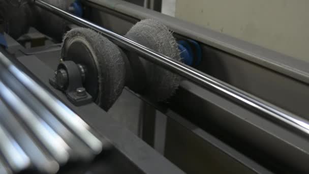 Tuyaux en acier inoxydable dans un entrepôt d'usine — Video