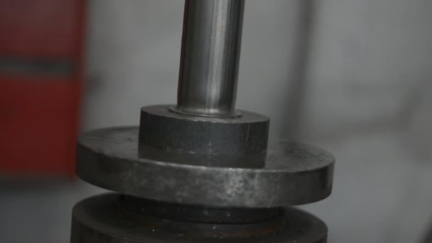 Fabrikadaki paslanmaz çelik boruları kontrol ediyorum.. — Stok video