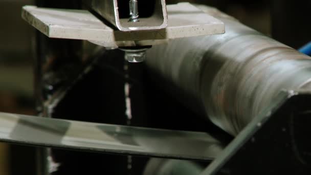 Proces výroby pásu z nerezové oceli na válcovacích strojích. — Stock video
