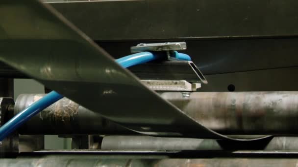 Proceso de fabricación de una tira de acero inoxidable en máquinas laminadoras. — Vídeo de stock