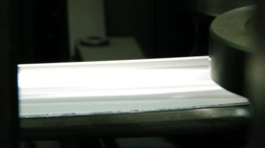 Fabrikadaki paslanmaz çelik boruların üretimi için makinelerde metalin bükülmesi.