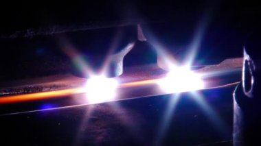 Fabrikadaki çelik boruların metal işçiliği üzerine Argon kaynaklama.