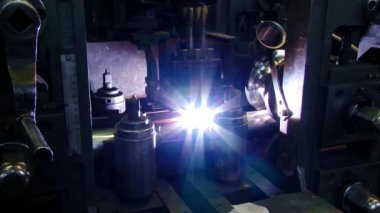 Fabrikadaki çelik boruların metal işçiliği üzerine Argon kaynaklama.