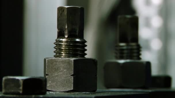 Rozsdamentes acélprofil fémmegmunkálására szolgáló fémhengerlő gép gyárban. — Stock videók
