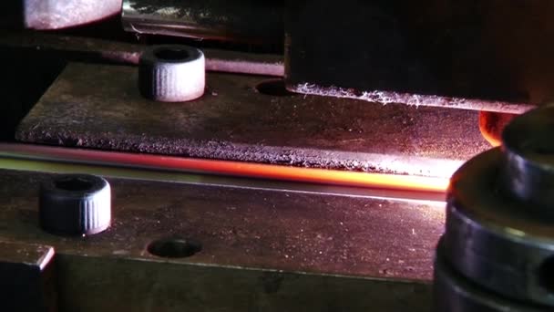 Argon-Schweißen bei der Metallbearbeitung von Stahlrohren in der Fabrik. — Stockvideo