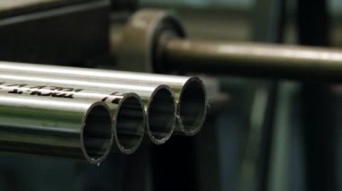 Paslanmaz çelik borular, fabrikada dönen metalin bitmiş bir ürünüdür..